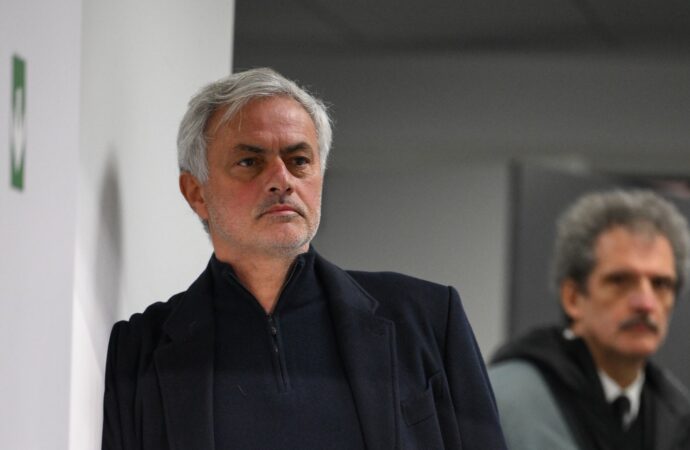 Teknik direktör Jose Mourinho’nun görevine son verildi.