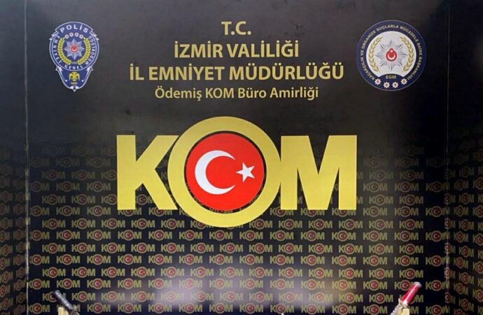 İzmir’de tefecilik faaliyetlerine yönelik operasyon düzenlendi. Operasyon kapsamında 4 ilçede yapılan çalışmalarda 7 kişi gözaltına alındı.