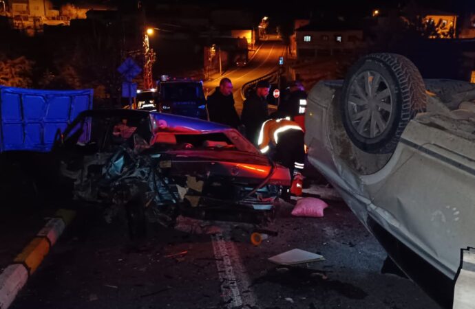 Nevşehir ilinde meydana gelen trafik kazasında, iki otomobil çarpıştı. Kazada maalesef bir kişi hayatını kaybederken, üç kişi ise yaralandı.