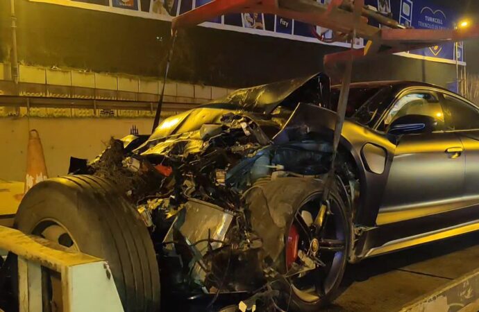 Zeytinburnu ilçesinde, bir lüks otomobil yol çalışması yapan belediye aracına çarptı. Kazada 5 kişi yaralandı.