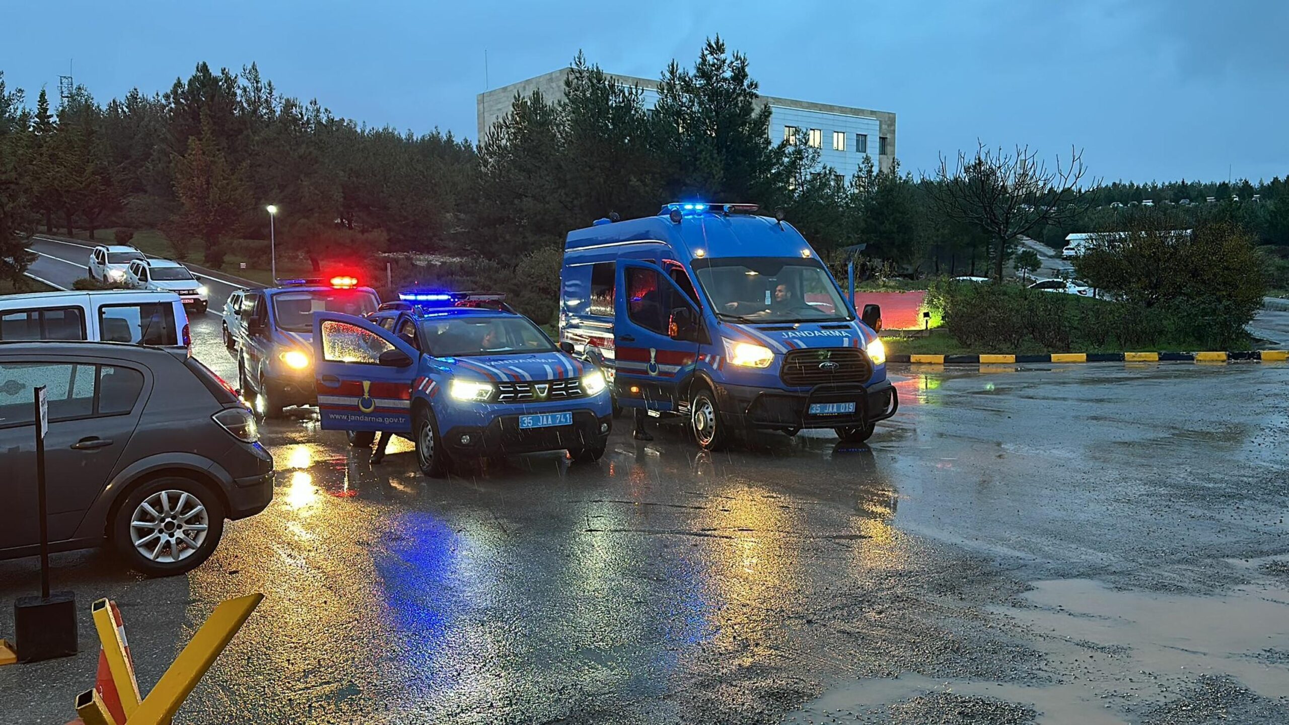 İzmir merkezli olarak gerçekleştirilen DEAŞ operasyonu, 12 ilde düzenlenmiş ve bu operasyon sonucunda 15 kişi gözaltına alınmıştır.