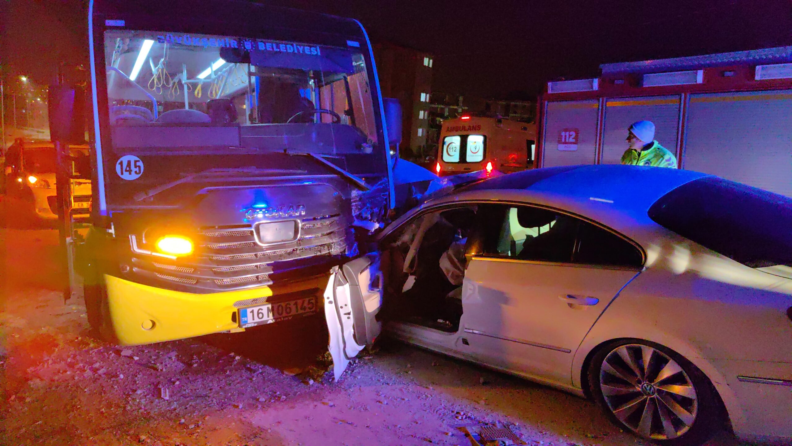 Bursa’da meydana gelen trafik kazasında, özel halk otobüsü ile bir otomobil kafa kafaya çarpıştı ve 9 kişi yaralandı.