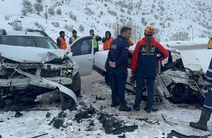 Sivas’ta meydana gelen trafik kazasında, iki otomobil çarpıştı. Kazada maalesef bir kişi hayatını kaybederken, altı kişi ise yaralandı.