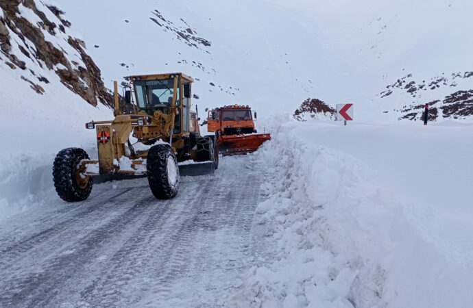 Hakkari-Şırnak kara yolu, kar ve çığ nedeniyle kapanmıştı. Ancak şimdi tekrar ulaşıma açıldı.