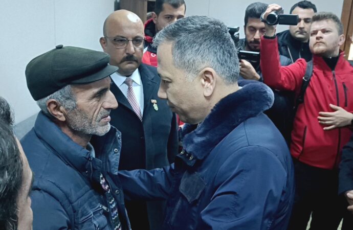 İçişleri Bakanı Süleyman Soylu, İstanbul Valisi Ali Yerlikaya’ya eşlik ederek, şehit ailesine taziye ziyaretinde bulundu.