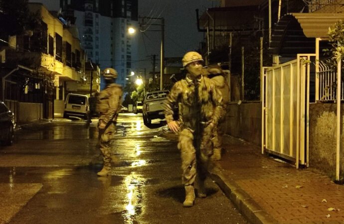 Mersin’de 431 polis memuruyla gerçekleştirilen şafak operasyonunda uyuşturucu satıcılarına yönelik büyük bir darbe vuruldu. Operasyon sonucunda çok sayıda kişi gözaltına alındı.