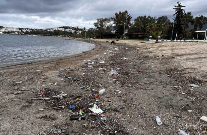 Bodrum’da meydana gelen sağanak yağışın ardından sahiller, çöplerle dolup taştı.