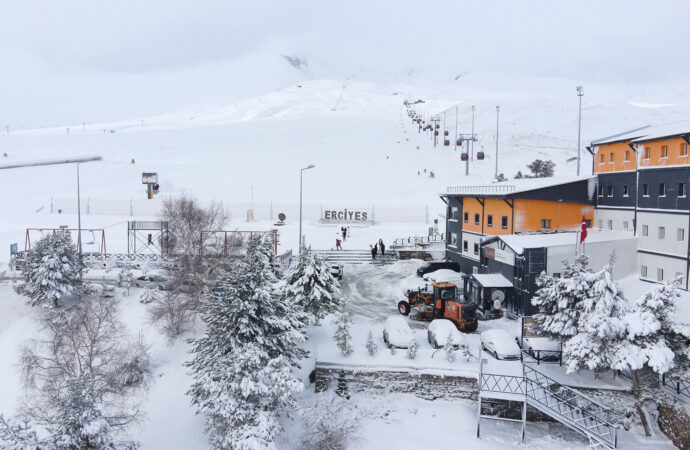 Erciyes Dağı’nda kar kalınlığı 110 santimetreye çıktı.
