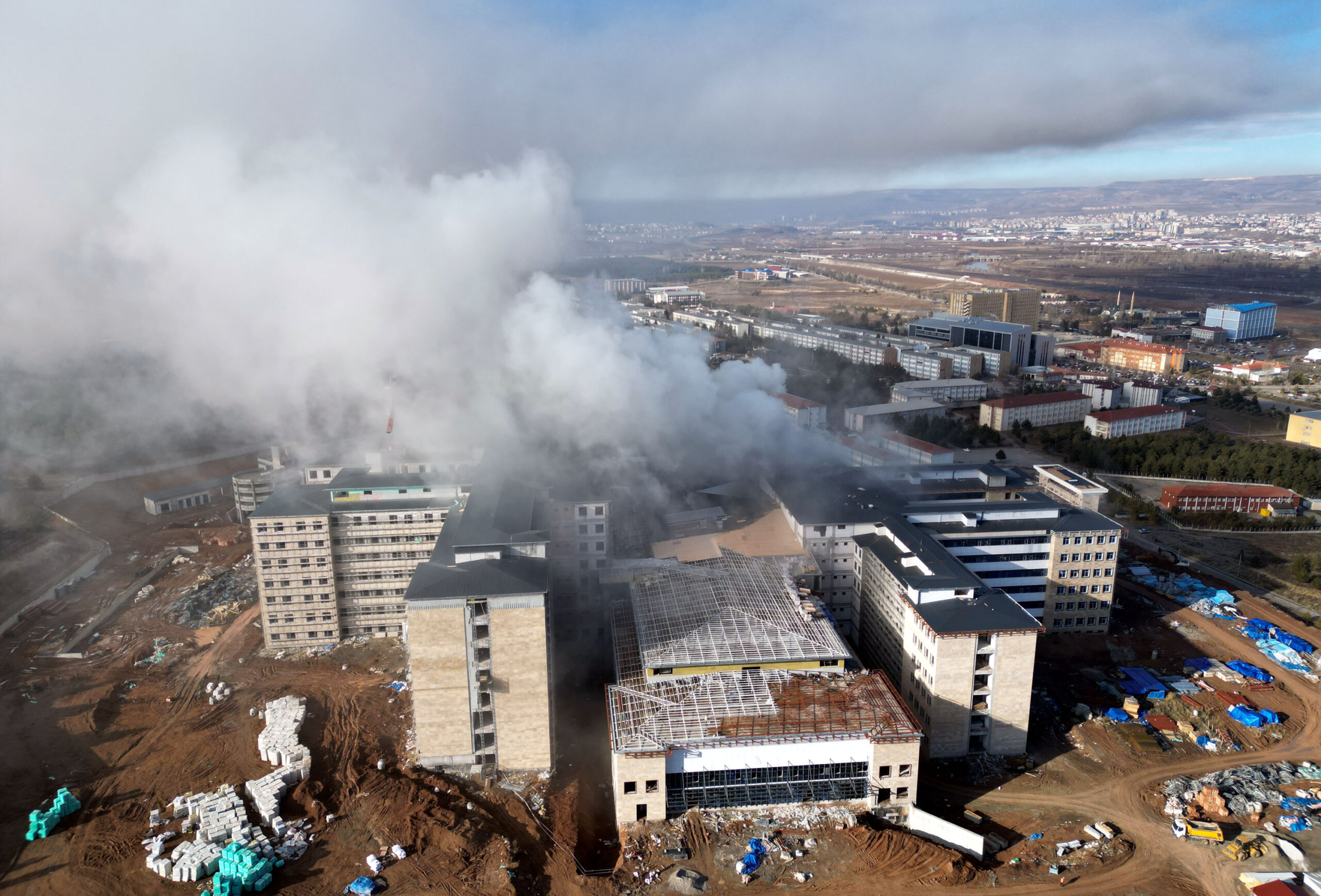 Hastane inşaatında meydana gelen yangın sırasında mahsur kalan 5 işçi, başarılı bir kurtarma operasyonuyla sağ salim çıkarıldı.