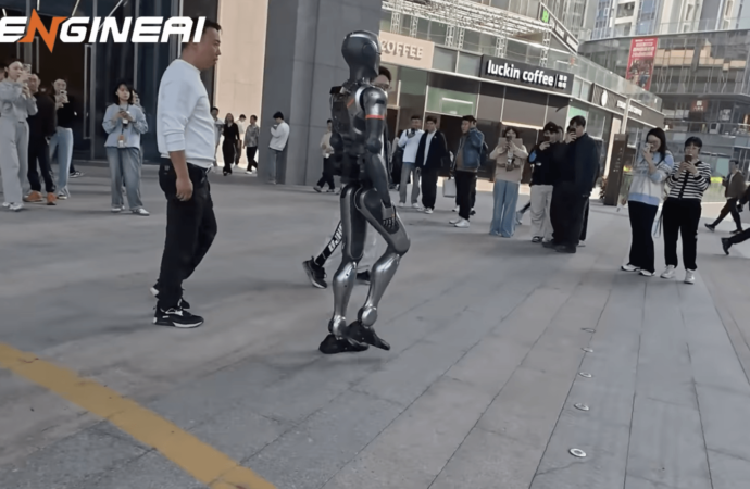 Aaa, sokakta aramızda bir robot dolaşıyor