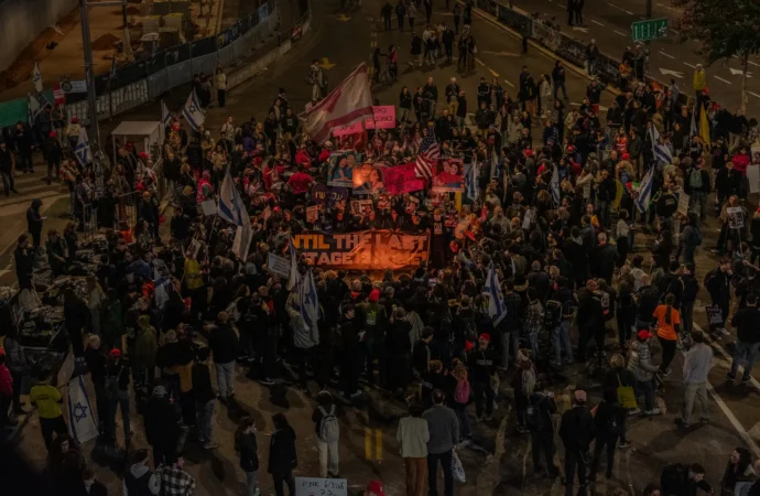 Gazze’de ateşkes gergin biçimde yürürlüğe giriyor