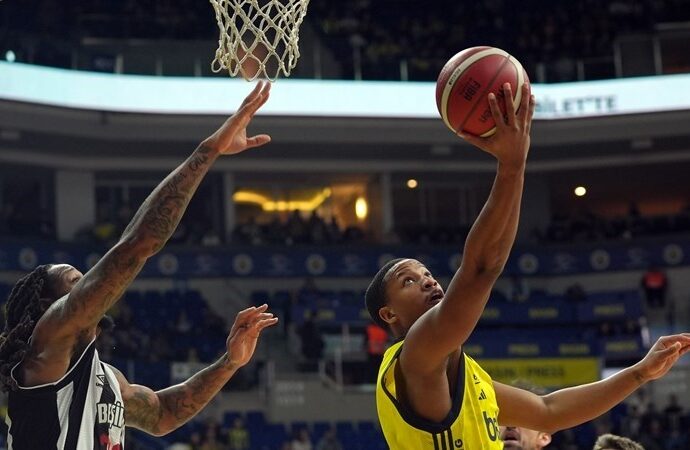 Basketbol derbisinde Fenerbahçe Beşiktaş’ı devirdi