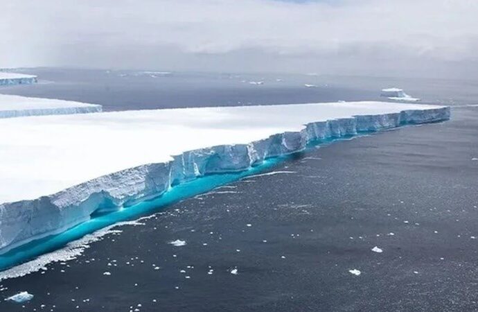 Antarktica’dan kopan dev buzdağı Kuzeye doğru geliyor, bir adaya çarpabilir