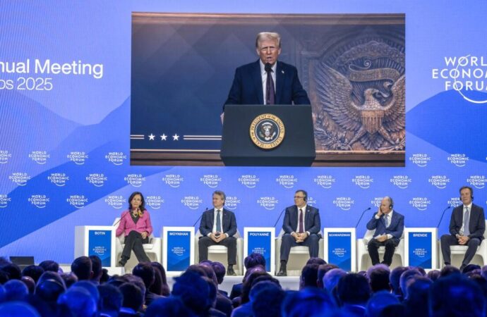 Trump Davos’tan tehdit etti: Üretiminizi ABD’ye getirin, yoksa gümrük vergisi geliyor!