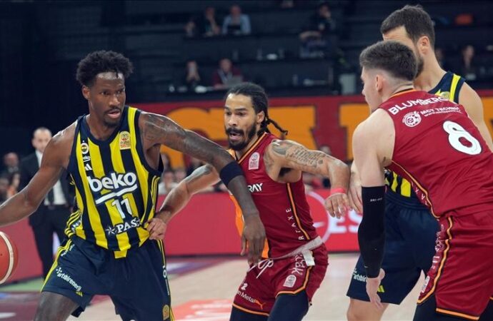 Basketbolda derbide kazanan Fenerbahçe