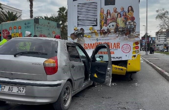 İçine 3’ü çocuk 8 kişi doluştukları otomobille belediye otobüsüne çarptı