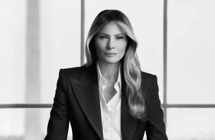 Melania Trump’ın resmi portresi moda dergisinden fırlamış gibi