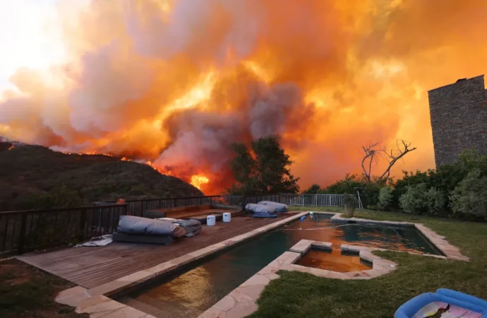 Los Angeles’te yangın şehre doğru ilerliyor