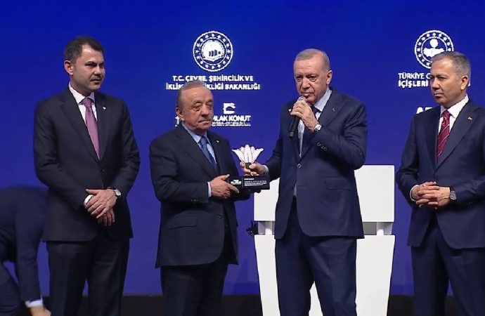 Erdoğan, deprem töreninde Cengiz ve Kalyon’a plaket verdi, daha çok yardım istedi