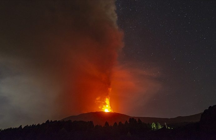 Etna Yanardağı harekete geçti