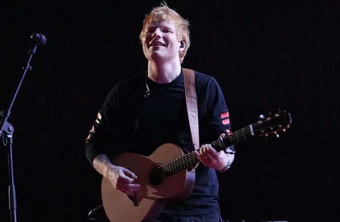 Ed Sheeran aşka gelip Hindistan’da sokakta şarkı söylemek istedi ama polis engelledi