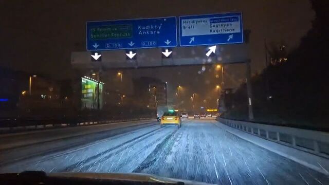 İstanbul’a beklenen kar geldi ama öğrencileri sevindirecek kadar yağmadı