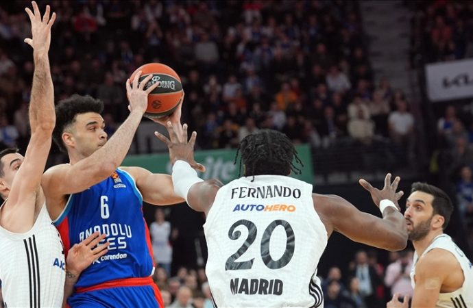 Anadolu Efes, Real Madrid’i 79-73 mağlup etti